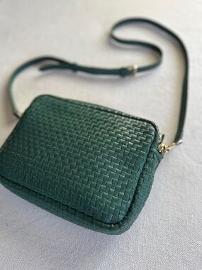 QUINCE Gemma Handwoven Italian Leather Crossbody Camera Bag | Emerald